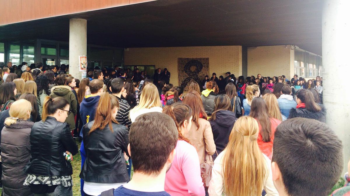 Imagen del minuto de silencio en la facultad de Educación de la ULE en memoria de Diego.