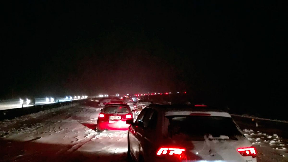 Miles de coches quedaron atascados en la AP-6. | ICAL