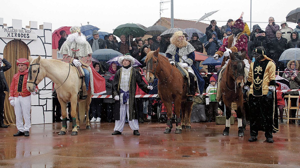 Melchor (Orencio Prieto), Gaspar (Miguel Prieto) y Baltasar (Laurentino Caballero) con sus pajes ante el palacio. | REPORTAJE GRÁFICO: NATALIA VELASCO BAÑOS