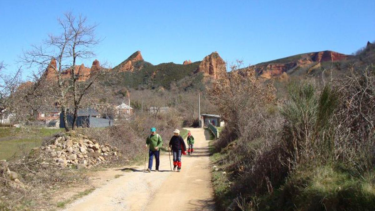 Peregrinos en un tramo del Camino de Invierno, a su paso por Las Médulas. | ASOCIACIÓN CAMINO DE INVIERNO