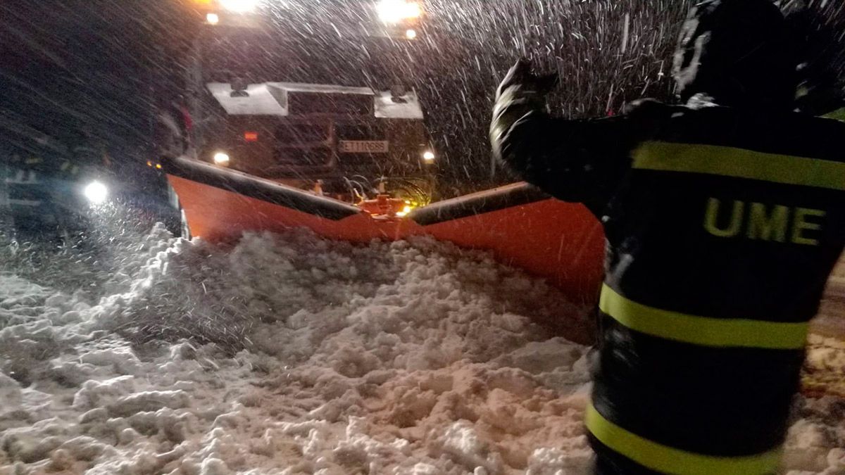 Efectivos y máquinas de la Unidad Militar de Emergencia trabajando para liberar a los coches atrapados por la nevada en la AP-6. | ICAL