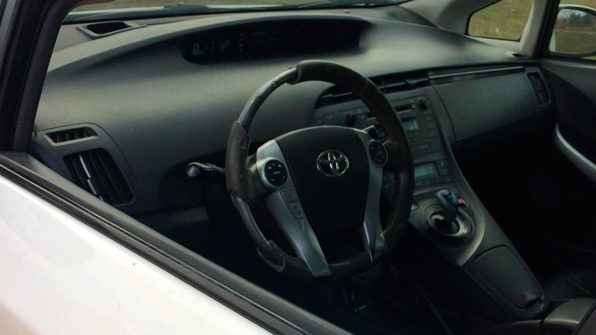 Estado en el que se encuentra uno de los cuatro coches de la Policía Local. | L.N.C.