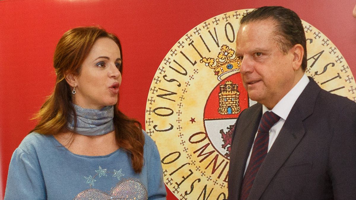 La presidenta de las Cortes y el presidente del Consejo, en la aprobación de la Memoria de 2016. | ICAL