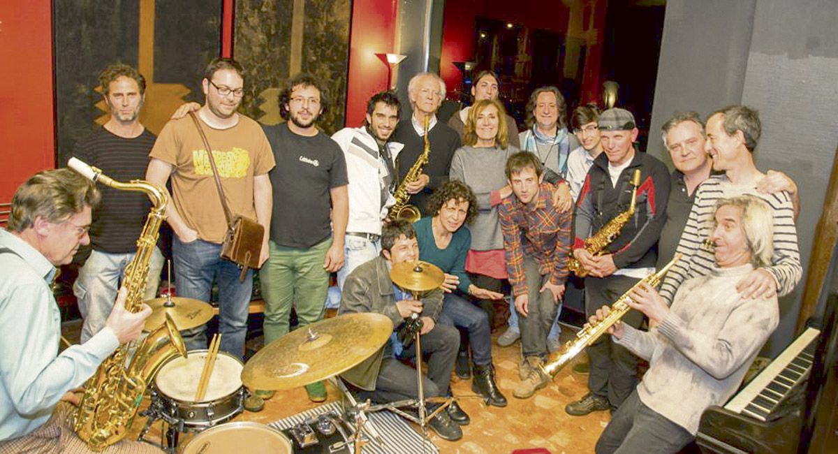 Una veintena de artistas participan en una sesión de música improvisada en el Teatro El Albéitar. | VICENTE GARCÍA