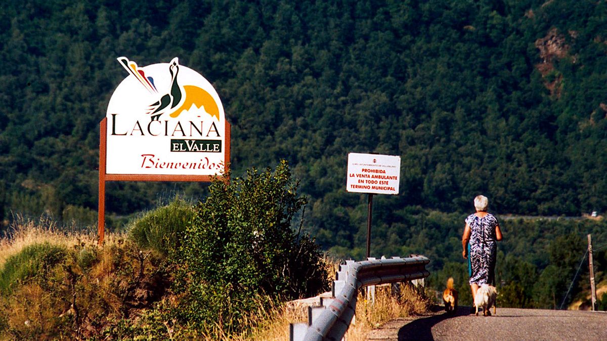 Cartel de bienvenida al valle de Laciana, una de las reservas de la biosfera de León, en una imagen de archivo. | ICAL
