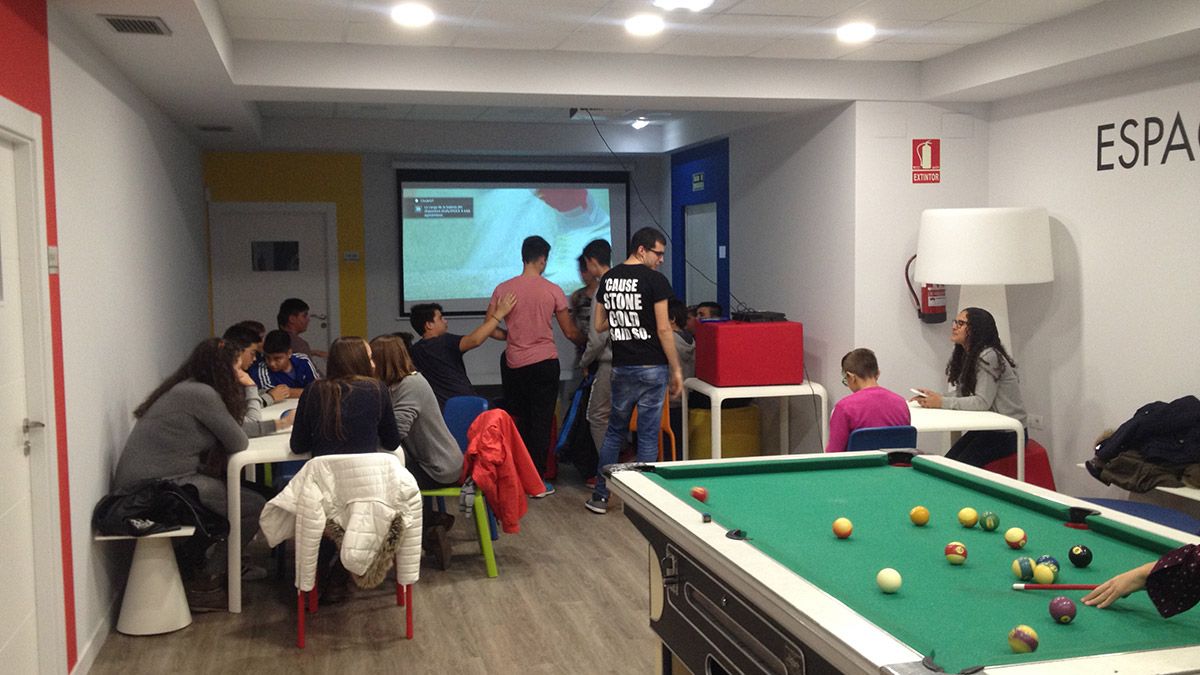 Una de las salas del Espacio Joven de Valencia de Don Juan, ubicado en la planta baja de la Casa de Cultura. | T.G.