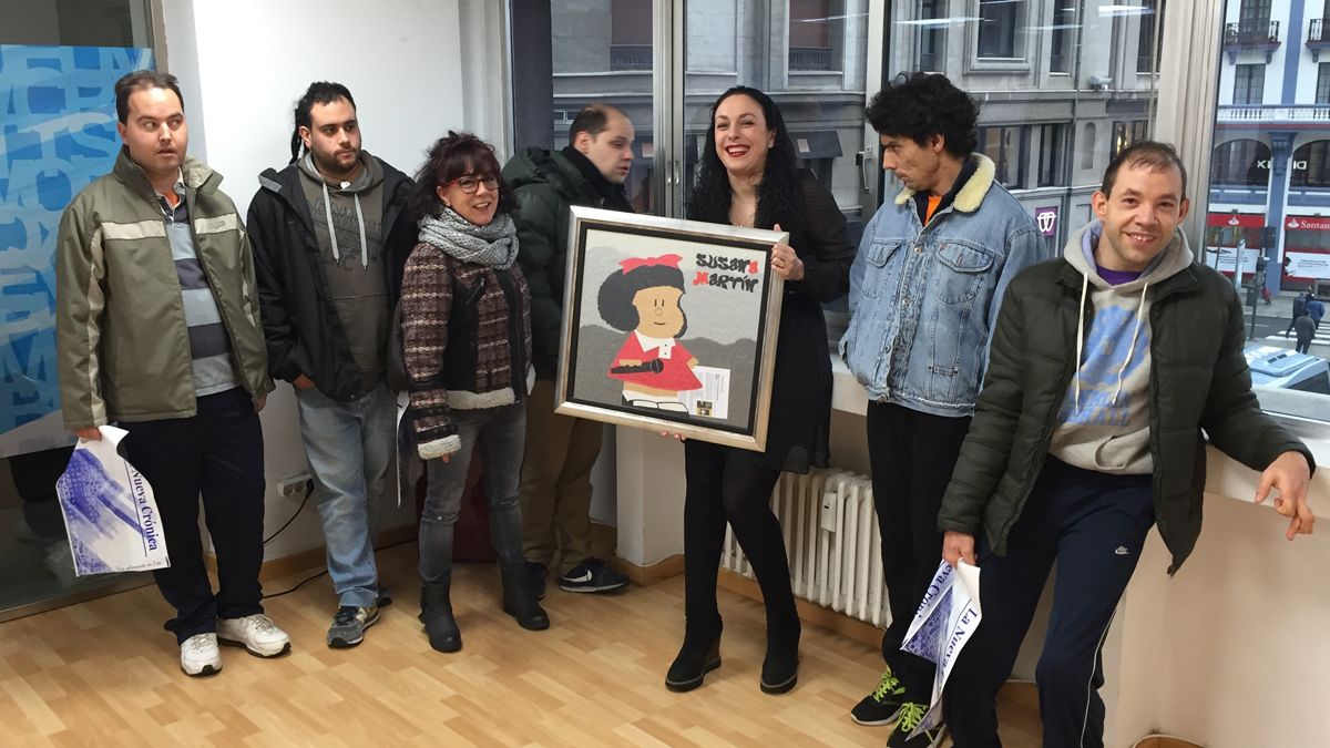 Un grupo de usuarios del centro entregó un collage a la periodista Susana Martín en la redacción de La Nueva Crónica para agradecerle su trabajo.