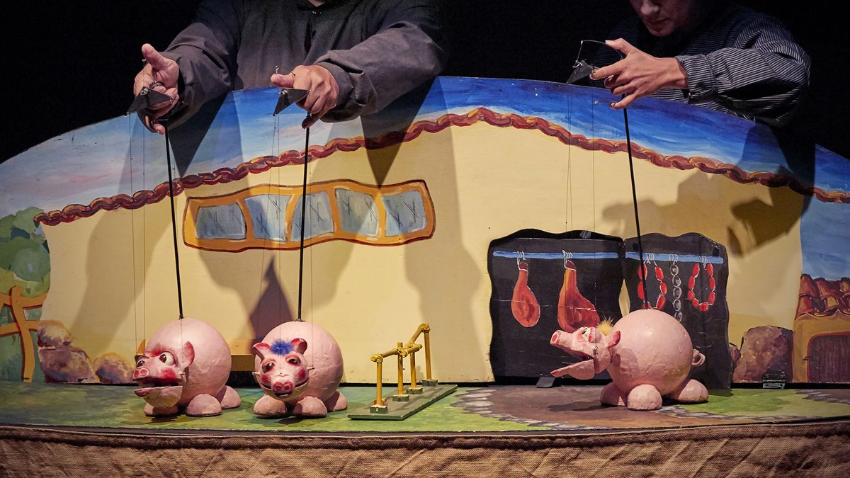 Escena de la representación del teatro de marionetas 'Los Tres Cerditos', de Arbolé, que abre la nueva etapa en el Villafranquino.