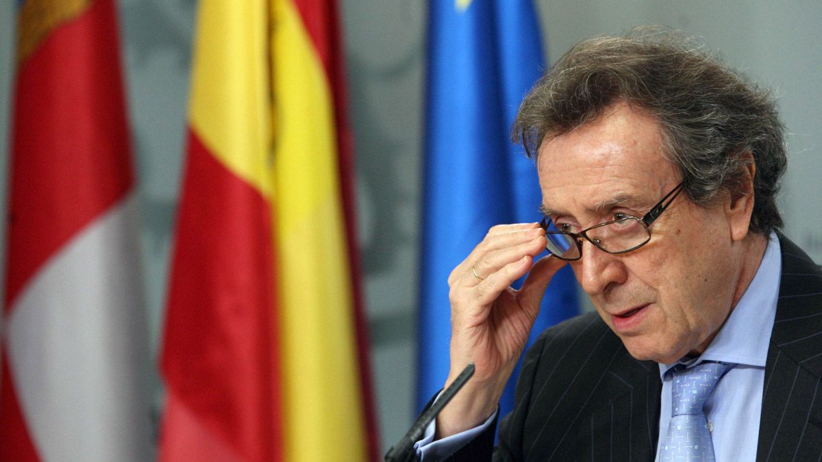 El consejero de la Presidencia y portavoz, José Antonio de Santiago-Juárez, explicó el contenido de la reunión. | ICAL