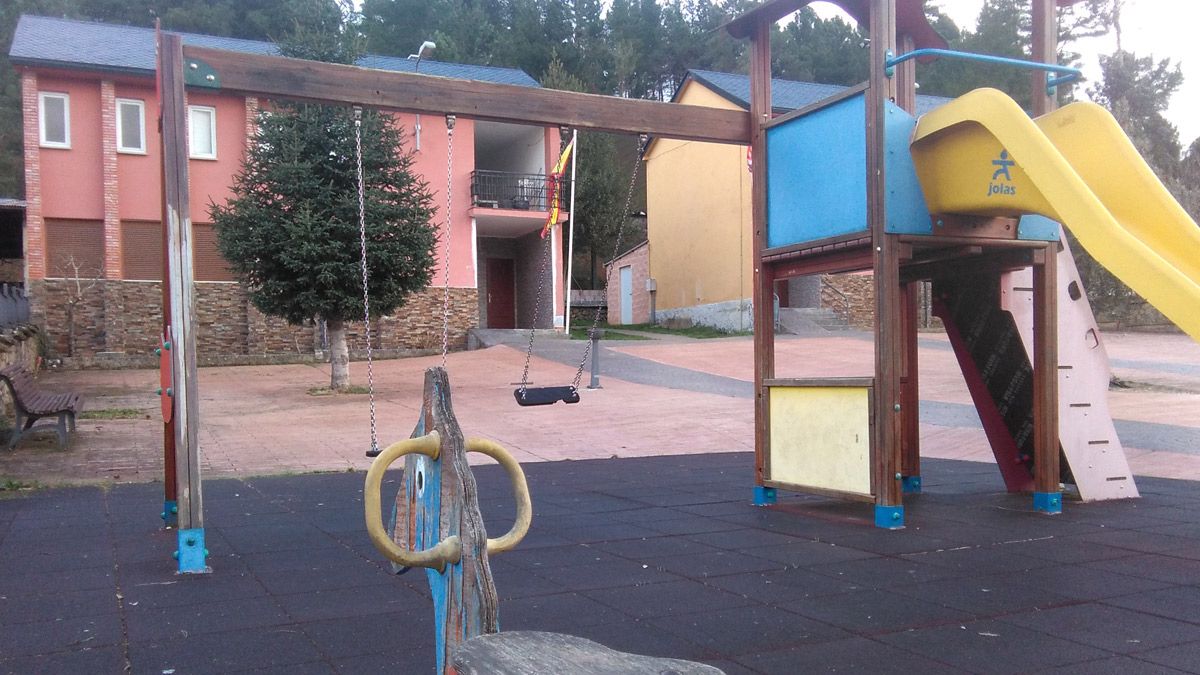 Imagen del parque y el colegio del pueblo de Sancedo. | D.M. Imagen del parque y el colegio del pueblo de Sancedo. | D.M.
