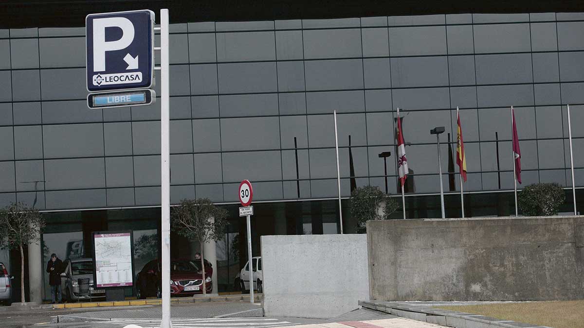 Varios de los profesionales del Hospital de León, encargados de la contabilidad de los tumores. Entre ellos, el gerente, Juan Luis Burón. | MAURICIO PEÑA