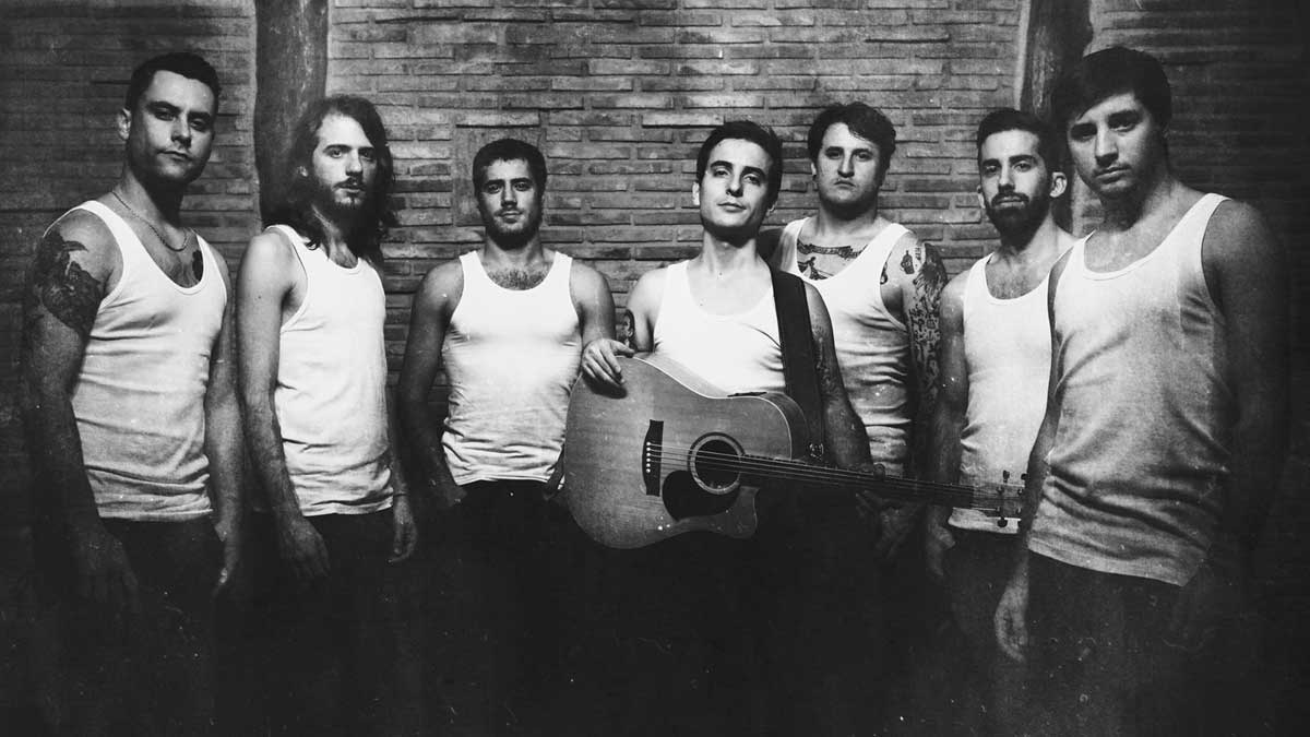 David Ruiz, en el centro y con su guitarra, posa con el resto de integrantes de La M.O.D.A. | VIRGINIA ROTA & SILVIA GRAV