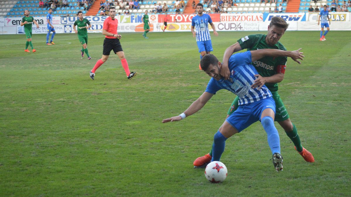 Cidoncha resiste la presión de un jugador del Racing de Ferrol en el partido de la primera vuelta. | A. CARDENAL