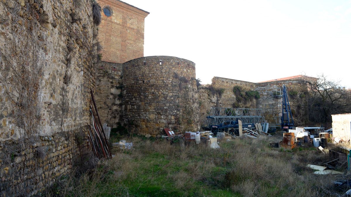 La subvención sirve para restaurar la muralla y abrir la Era del Moro. | MAURICO PEÑA