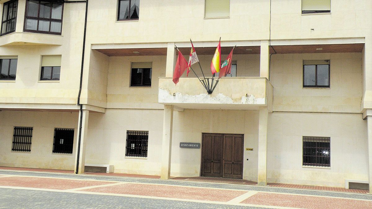 Imagen de archivo del Ayuntamiento de Riaño, donde se firmarán los contratos este lunes. | E. NIÑO