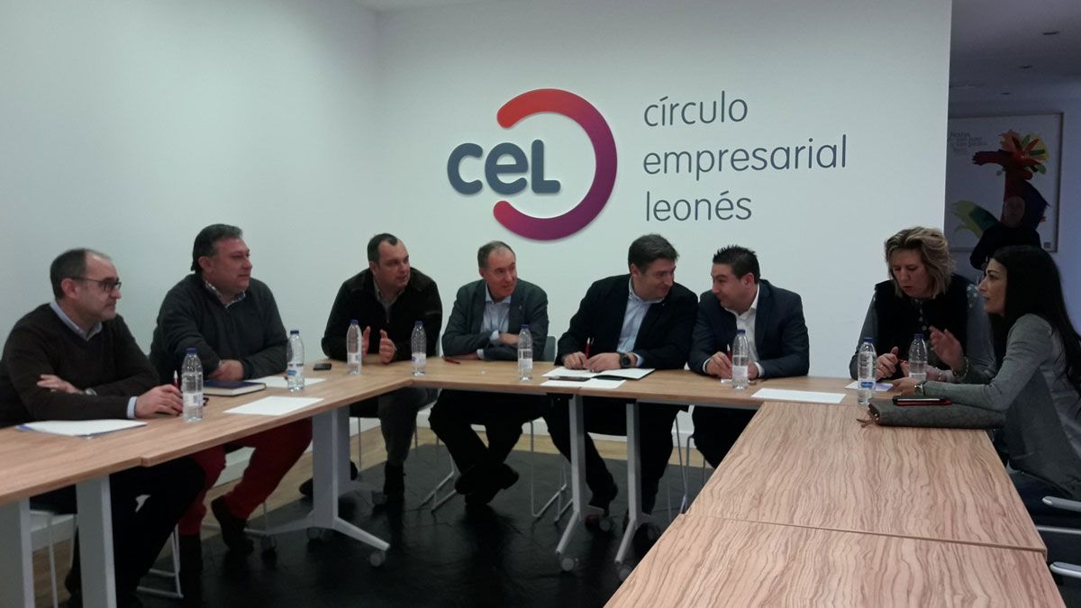 La directiva del CEL con el procurador Luis Mariano Santos, y el concejal Eduardo López Sendino, de UPL. | L.N.C.