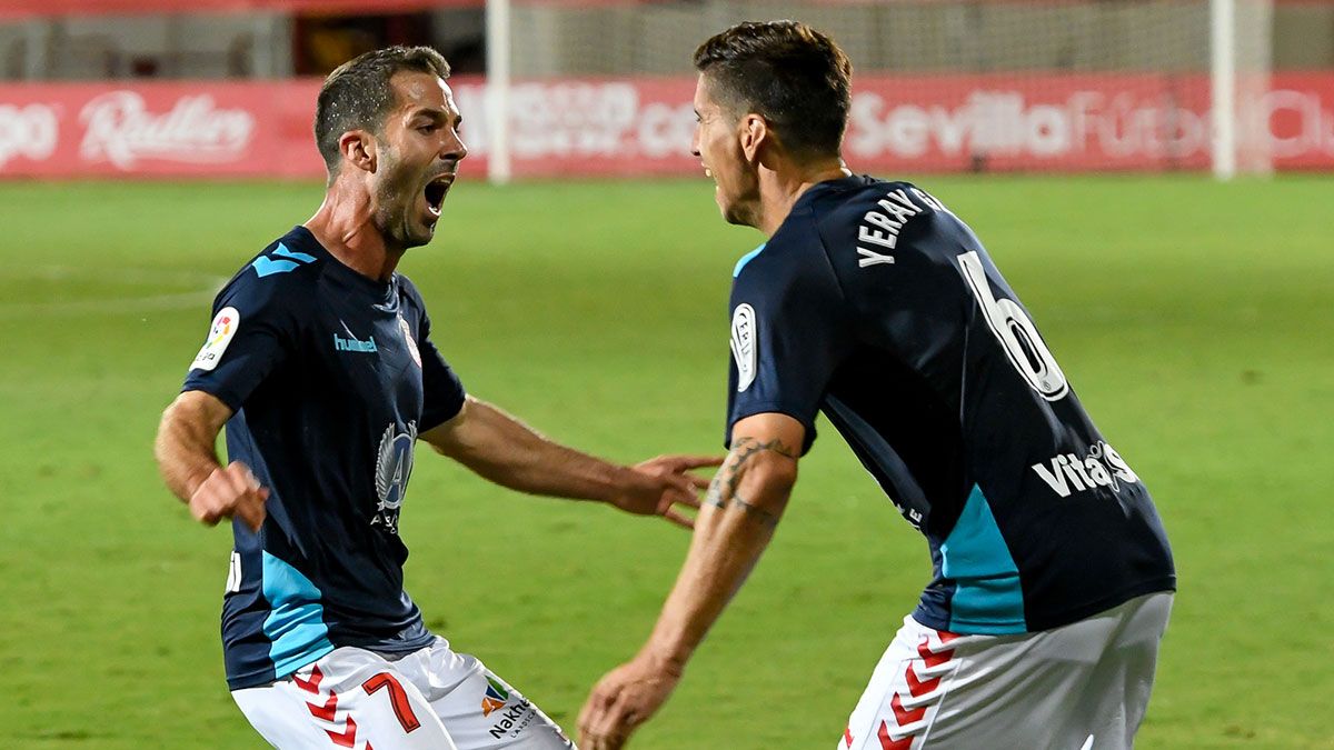 Colinas, a la izquierda, celebra uno de sus goles con la Cultural. | PHOTODEPORTE