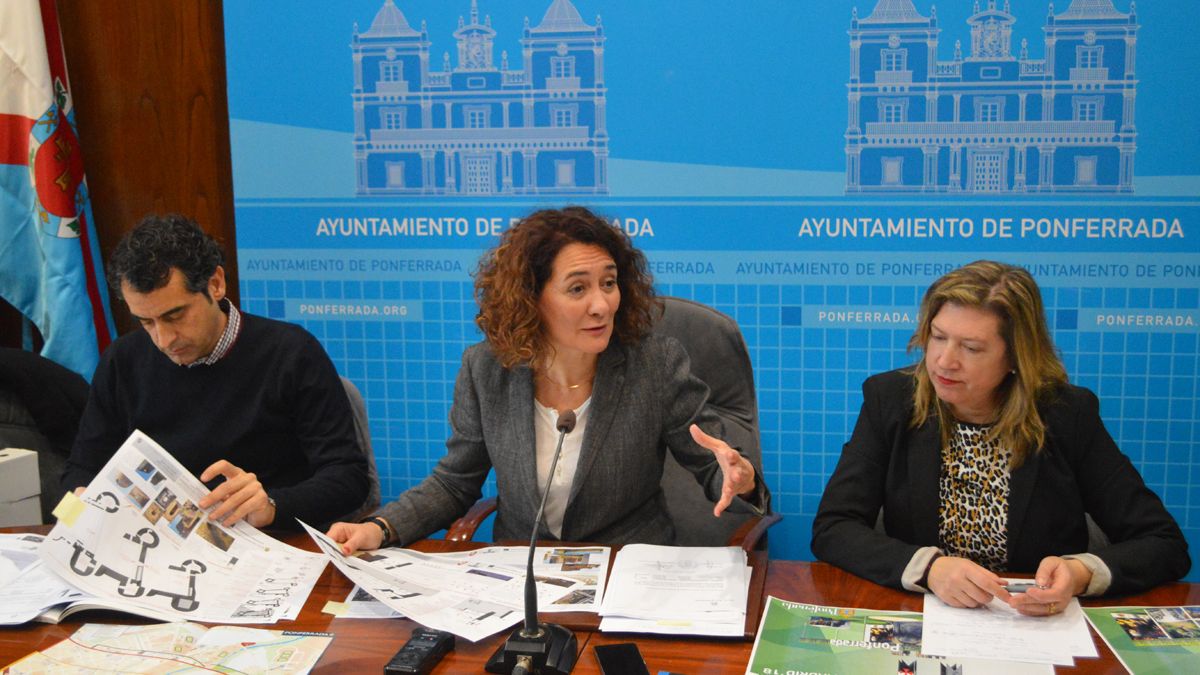 La alcaldesa, Gloria Fernández Merayo, explica los detalles del proyecto. | A. CARDENAL