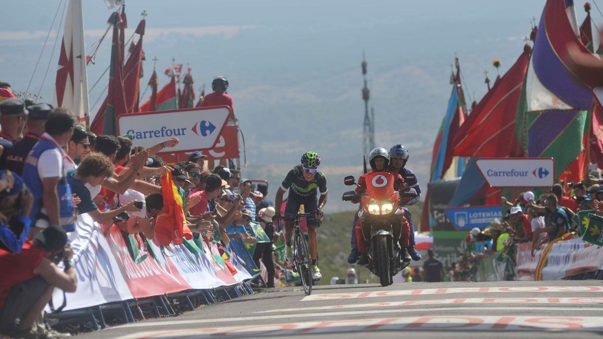 Nairo Quintana se acerca a una meta flanqueada por pendones en la última llegada a La Camperona | DANIEL MARTIN