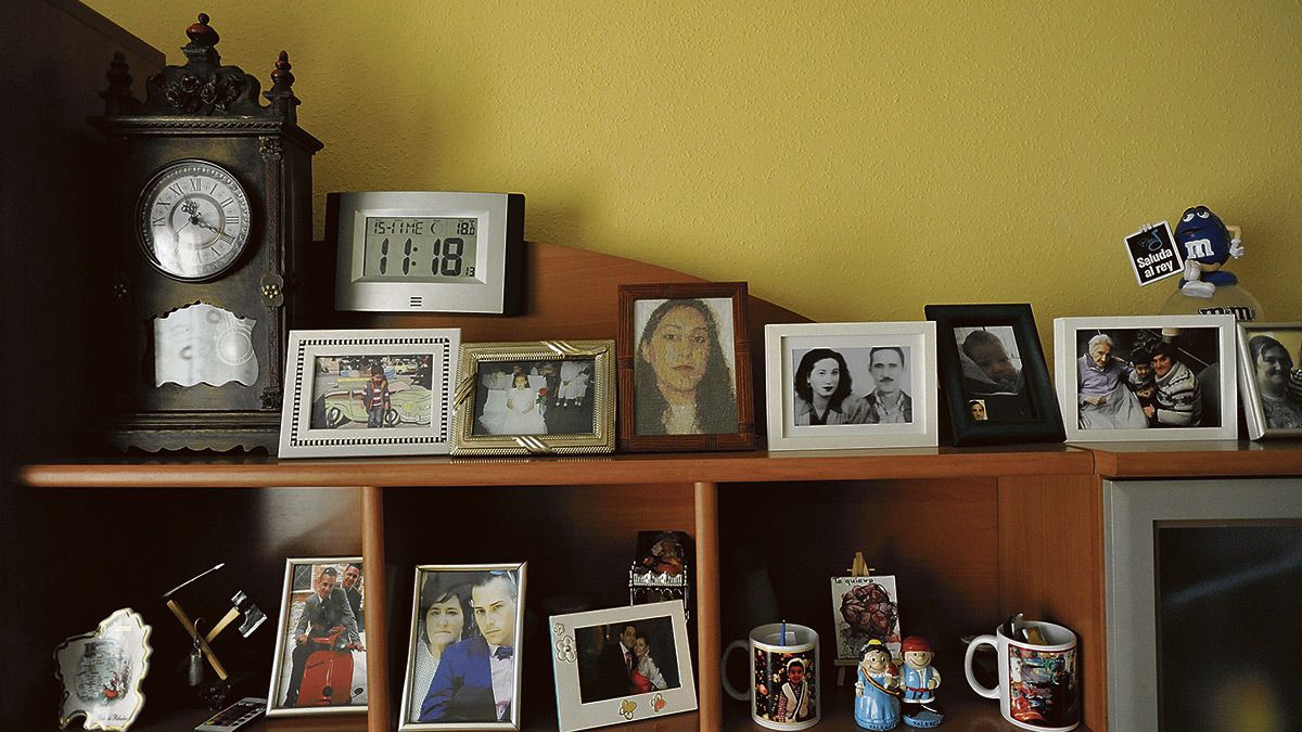 La foto de Rocío preside el salón de la casa de sus padres.| DANIEL MARTÍN