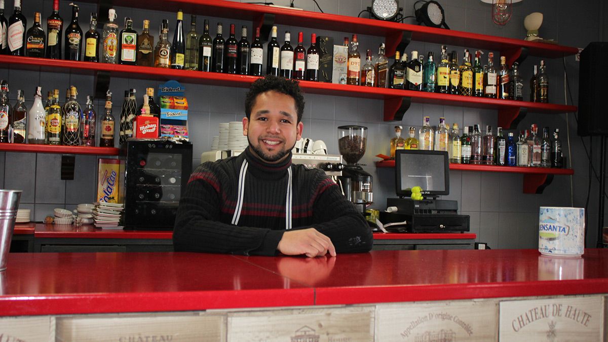 Charles, tras la barra del bar en el que se han convertido las viejas escuelas de Matadeón de los Oteros. | T.G.