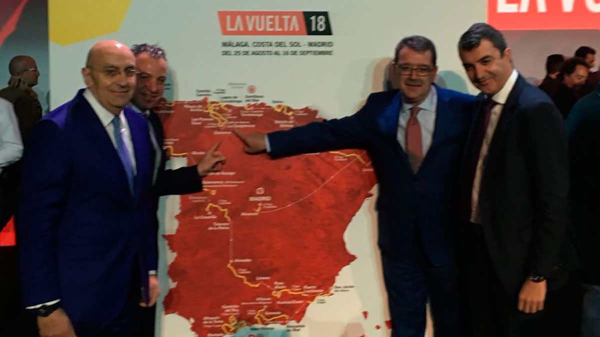 Los alcaldes de Sabero y Cistierna, con el director de La Vuelta. | L.N.C.