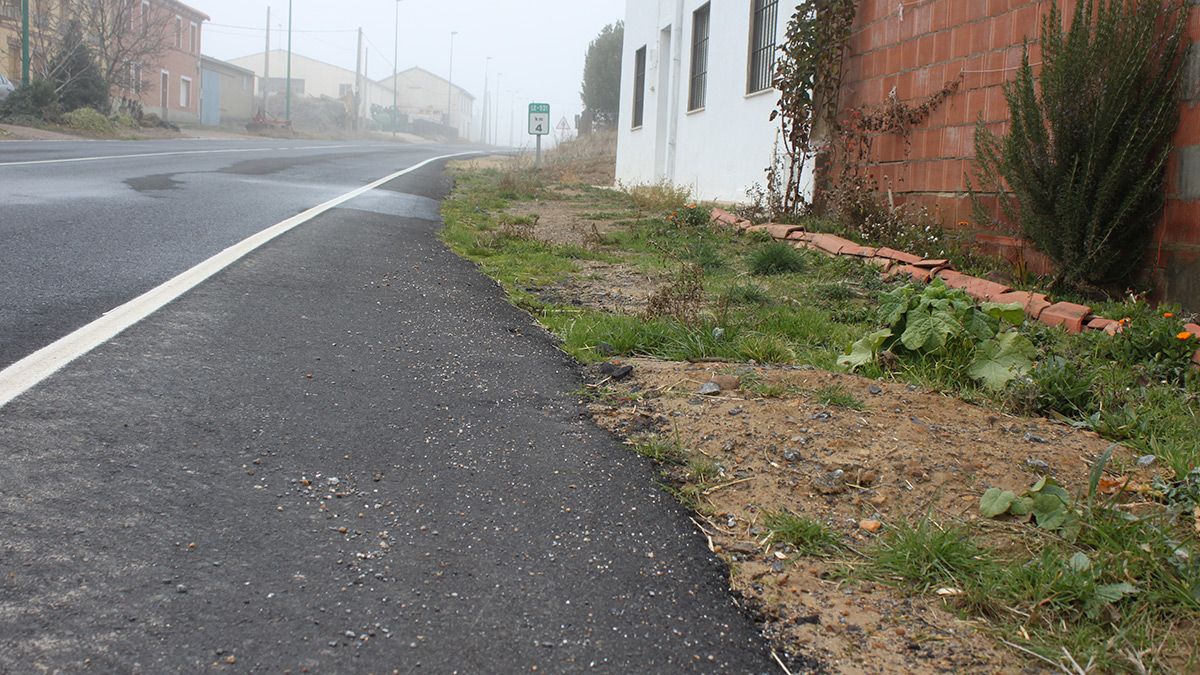 Zona junto a la carretera que cruza Matadeón de los Oteros que será objeto de reforma próximamente. | T. GIGANTO