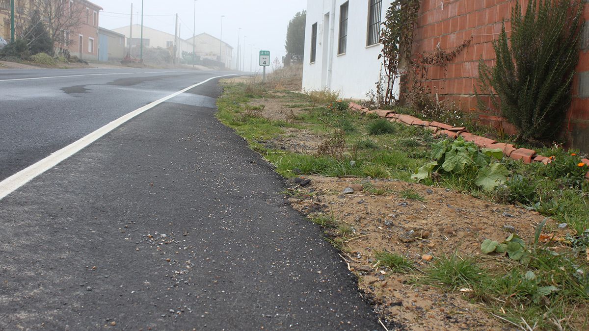 Zona junto a la carretera que cruza Matadeón de los Oteros que será objeto de reforma próximamente. | T. GIGANTO Zona junto a la carretera que cruza Matadeón de los Oteros que será objeto de reforma próximamente. | T. GIGANTO