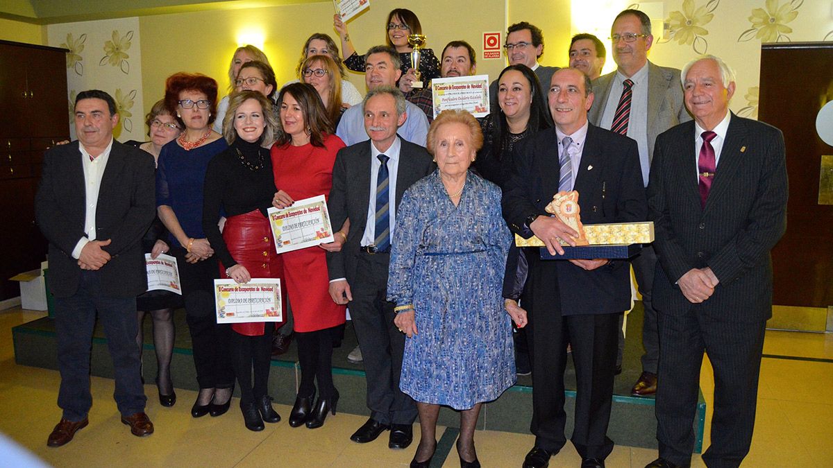 Foto de familia de los galardonados de la noche, autoridades y participantes del concurso de escaparates. | P.F.