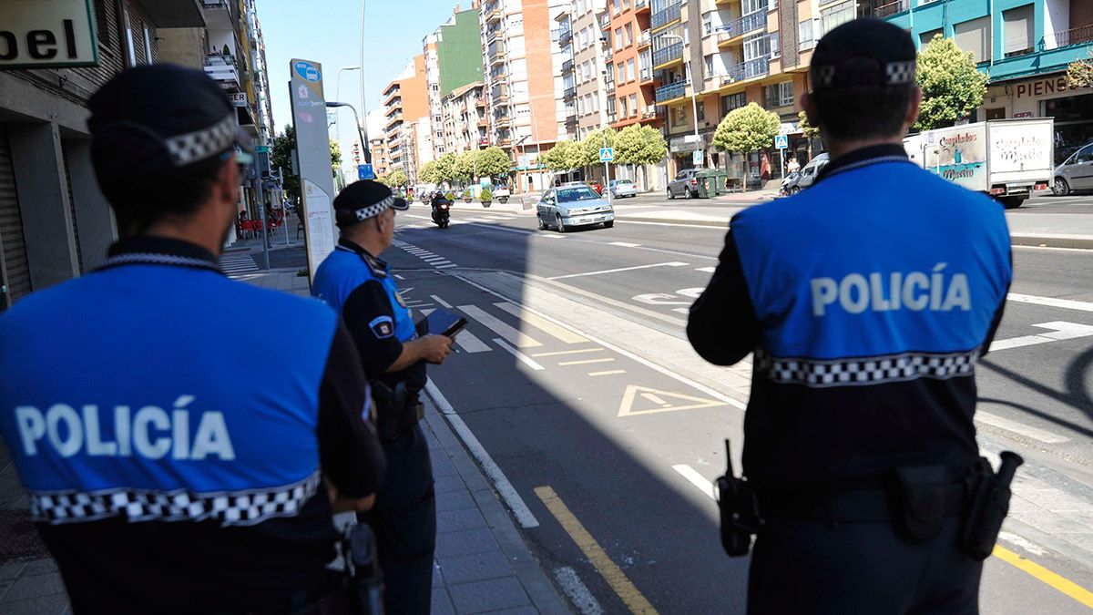 Control de la Policía Local de León. | DANIEL MARTÍN