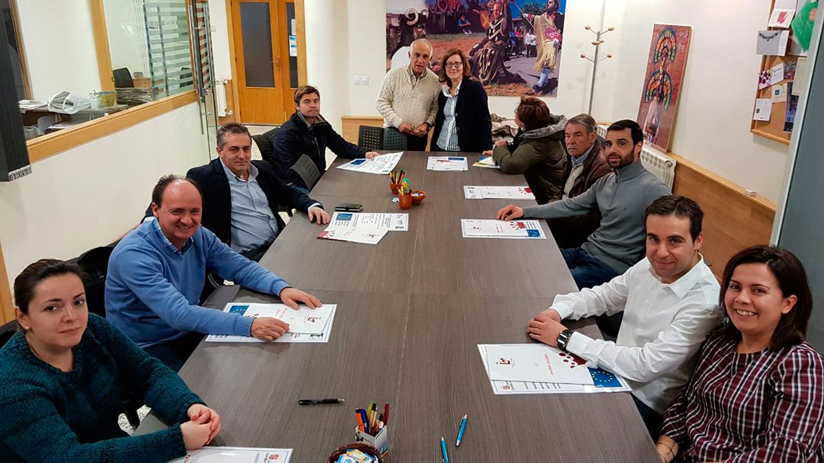 Firma de los contratos de ayuda aprobados por el GAL Poeda ayer en su sede en Santa María del Páramo. | T.G.