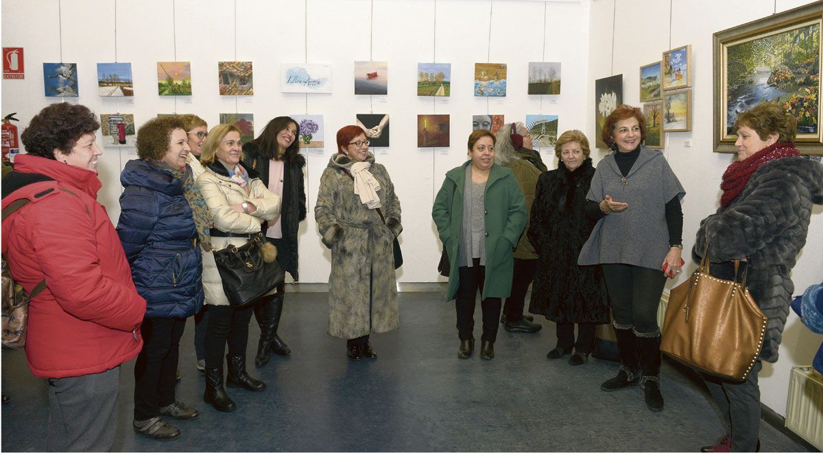 Algunas de las artistas participantes en la muestra colectiva inaugurada este lunes en el Centro Cívico León Oeste del barrio del Crucero. | MAURICIO PEÑA