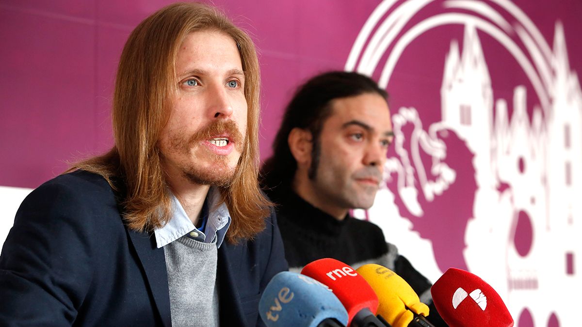 El procurador de Podemos en las Cortes, Pablo Fernández, y el concejal Óscar Fuentes. | CARLOS S. CAMPILLO (ICAL)