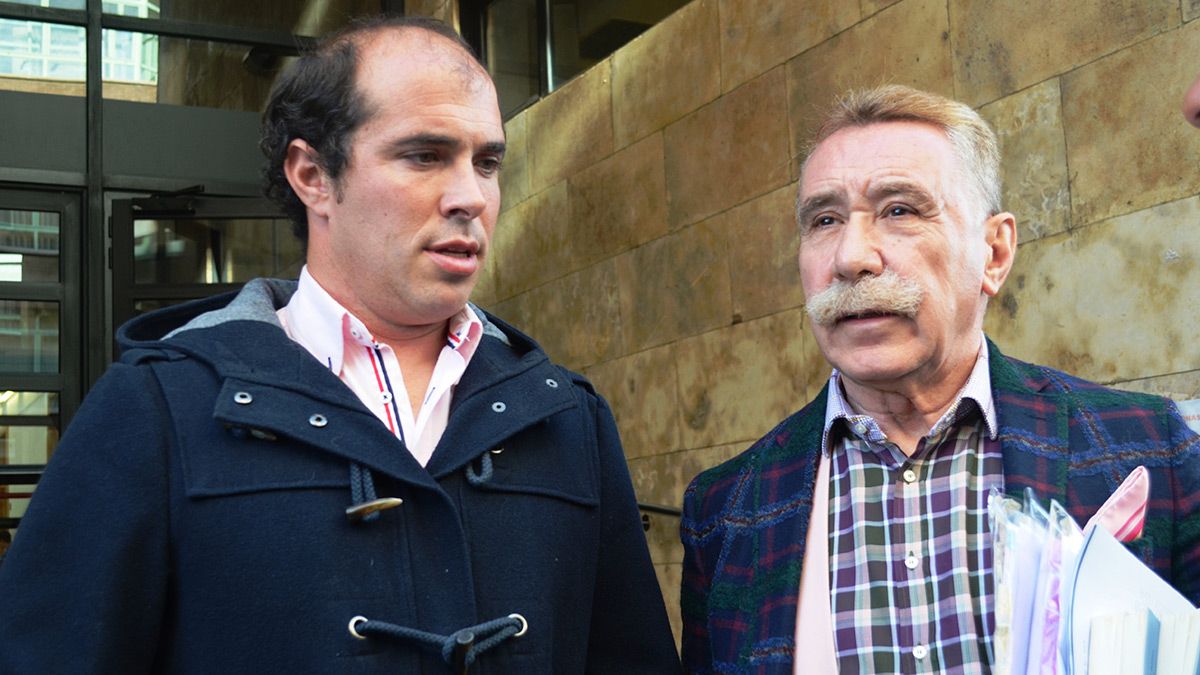 El principal investigado por el crimen y su abogado defensor, García-Montes, a la salida de los Juzgados este martes.