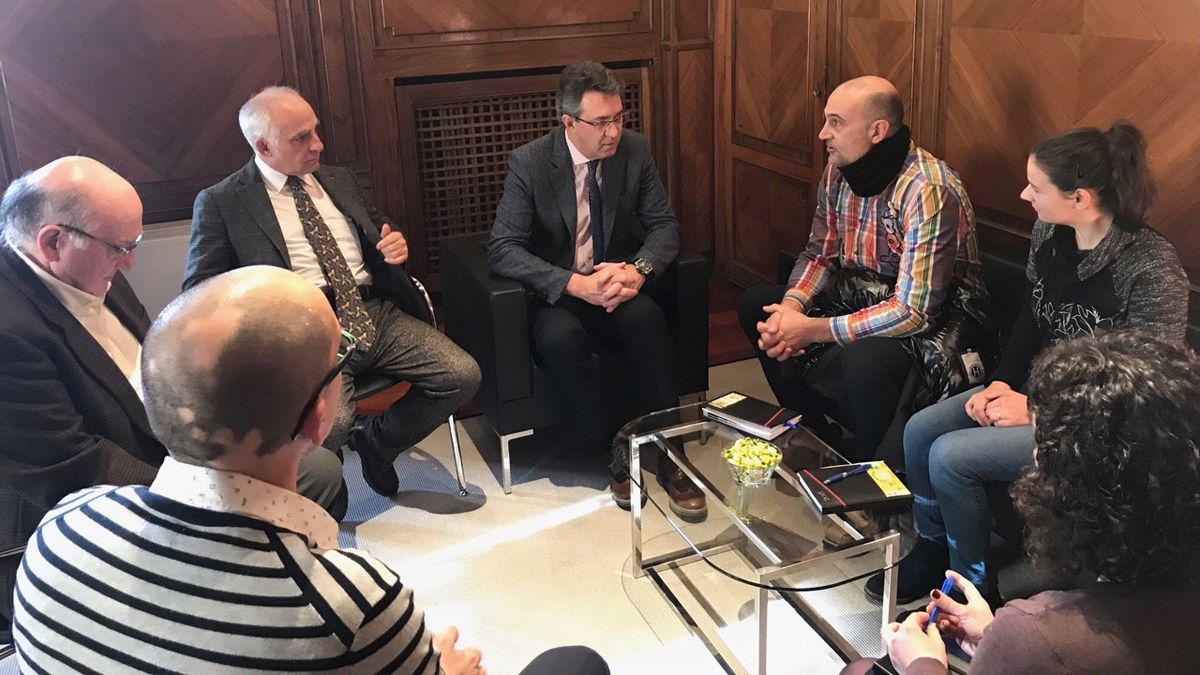 Majo se reunió ayer con representantes de la Asociación Urzapa.
