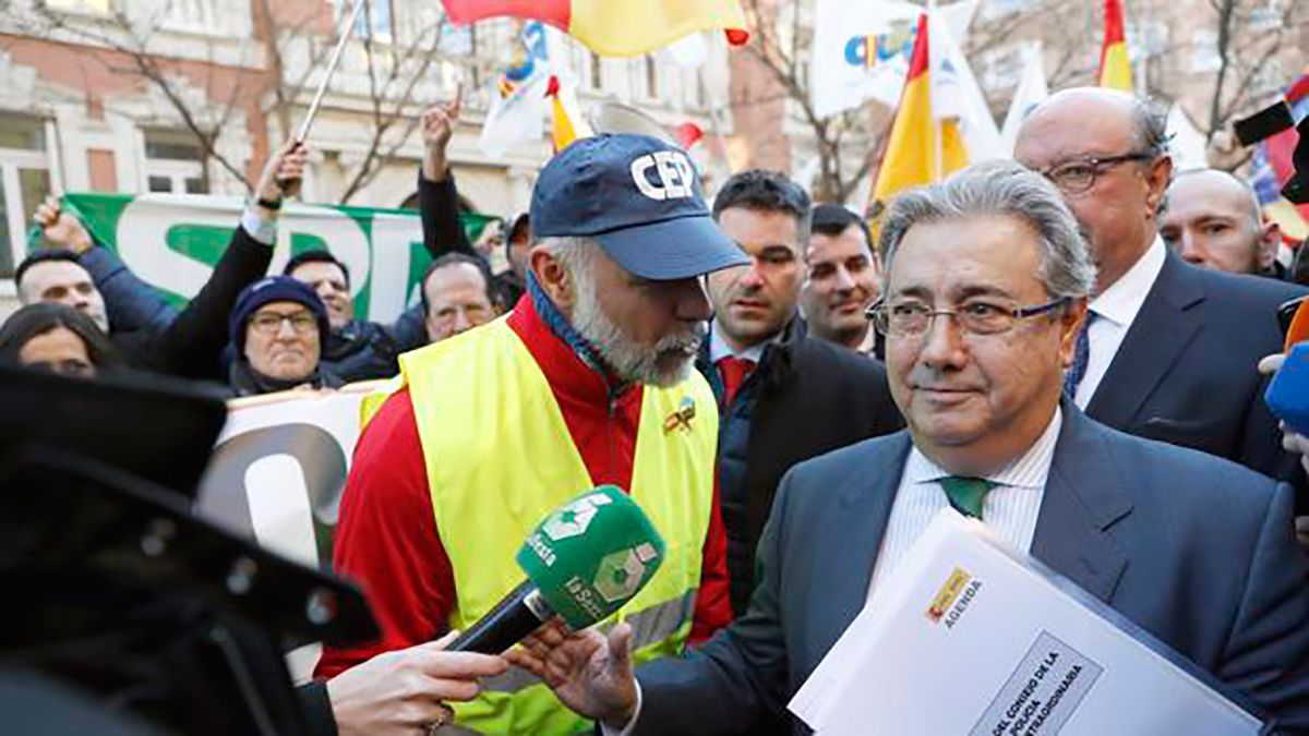 Concentración frente a Interior donde Zoido presentó el acuerdo a los sindicatos policiales. | ABC