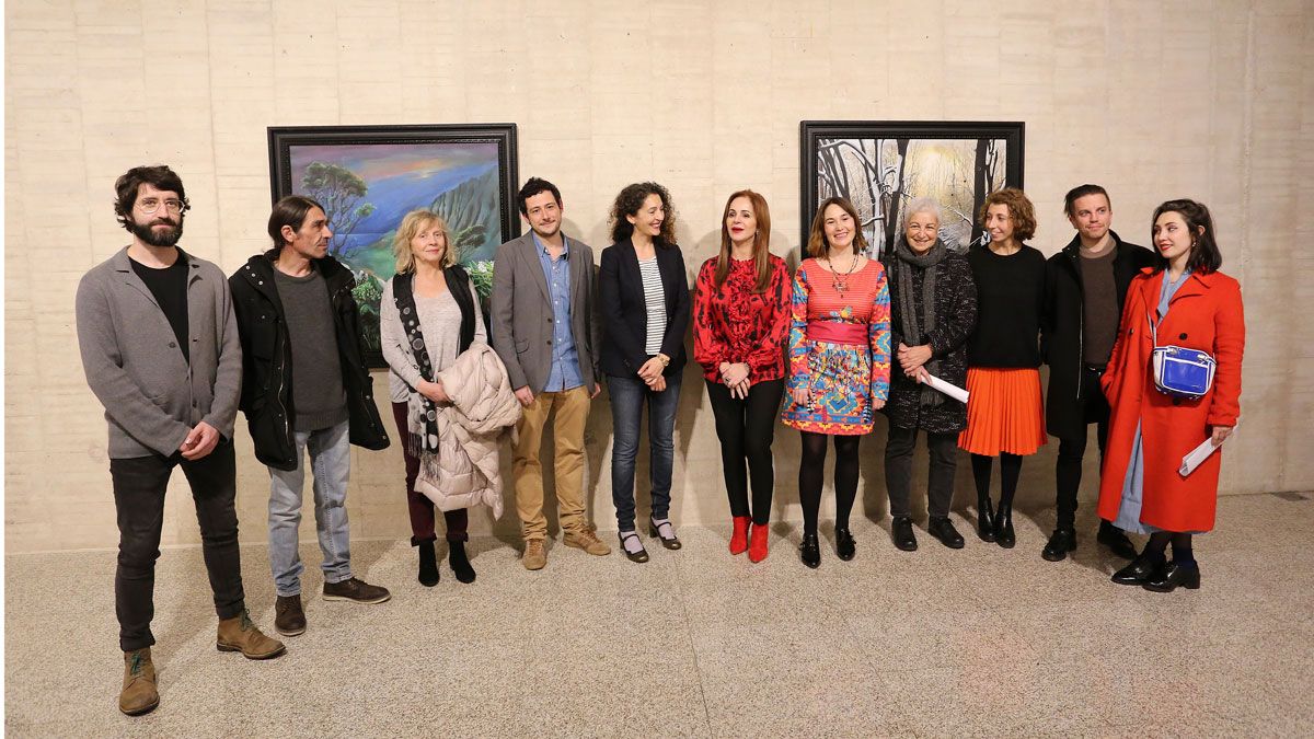 La presidenta de las Cortes y de la Fundación Villalar-Castilla y León, Silvia Clemente, posa junto a los galardonados con las becas. | RUBÉN CACHO (ICAL)