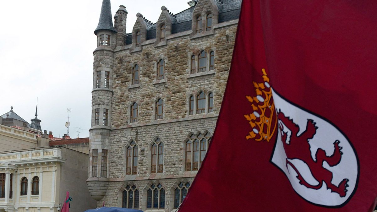 Bandera de León frente a Casa Botines.