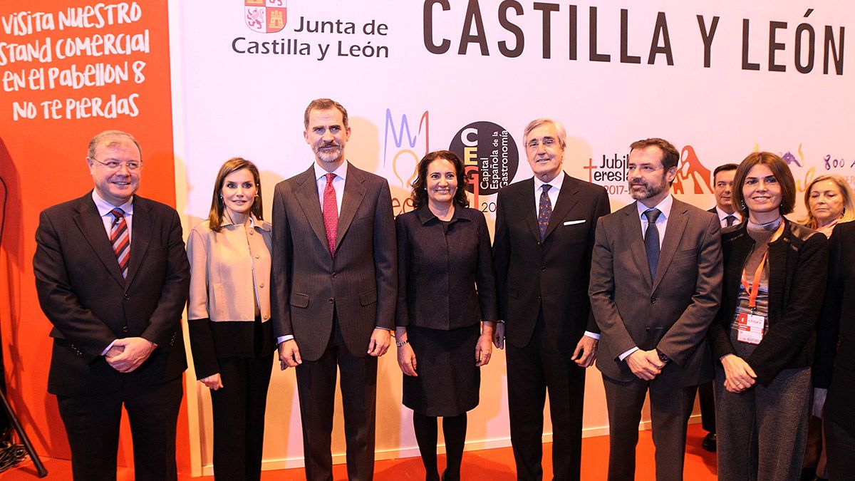 Los reyes visitan el stand de Castilla y León en Fitur durante la inauguración de la feria. | ICAL