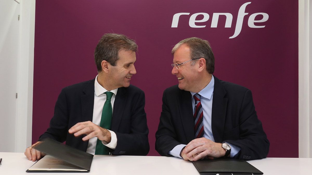 Momento de la firma del convenio entre el Ayuntamiento de León y Renfe. | CÉSAR
