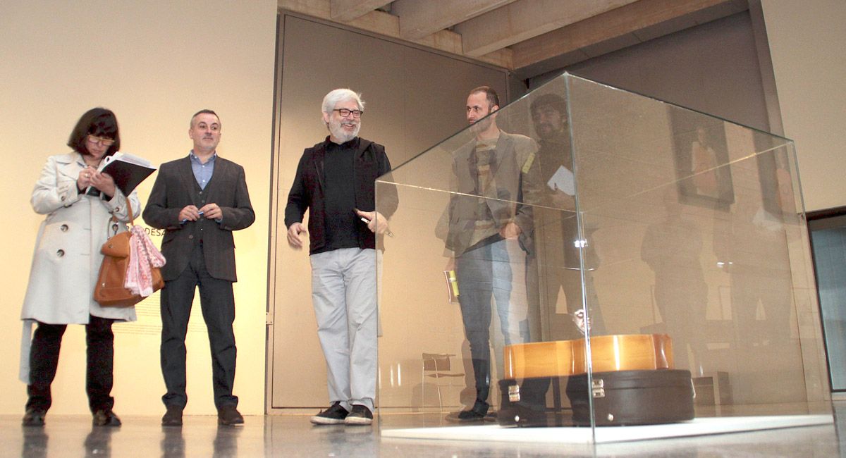 Javier Codesal flanquado por los dos comisarios de las muestras inauguradas ayer en el Musac,Manuel Olveira y Ginés Martínez. | PEIO GARCÍA (ICAL)