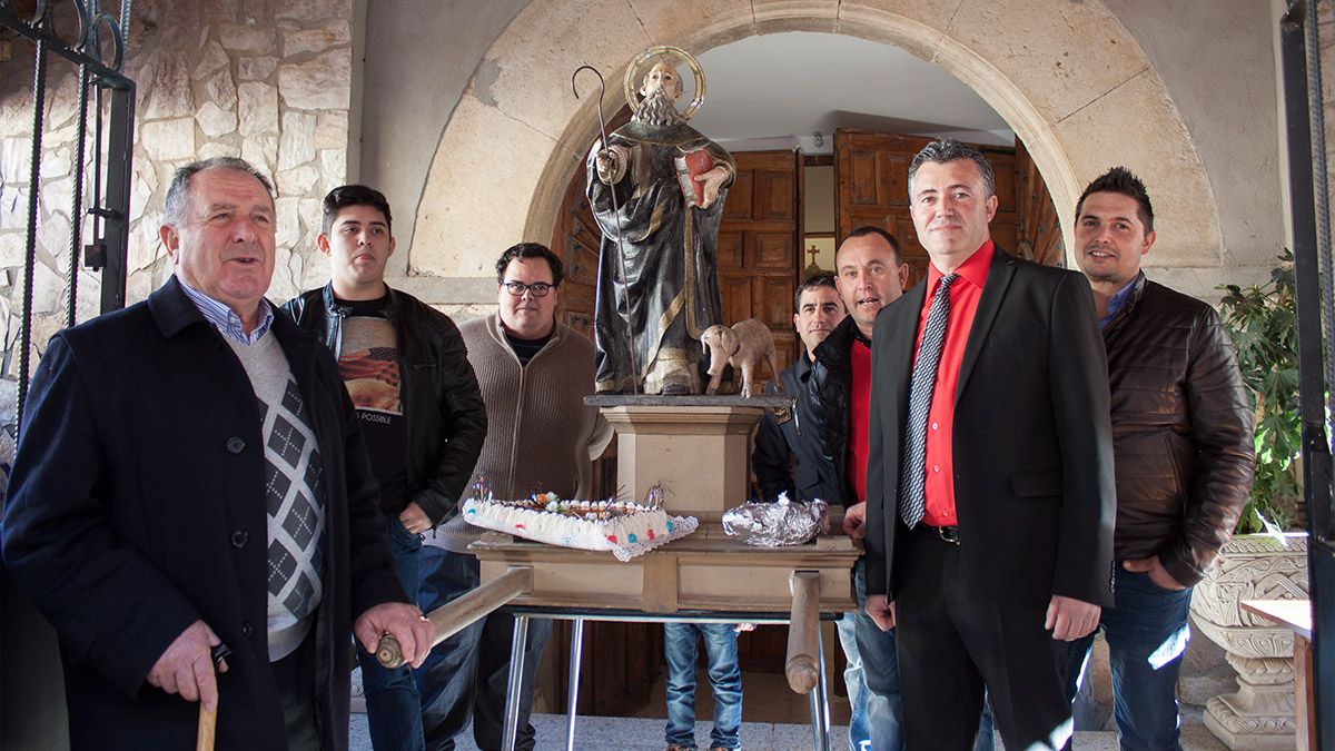 Los encargados de la subasta junto al Santo en el pórtico de la Iglesia. | T.G.