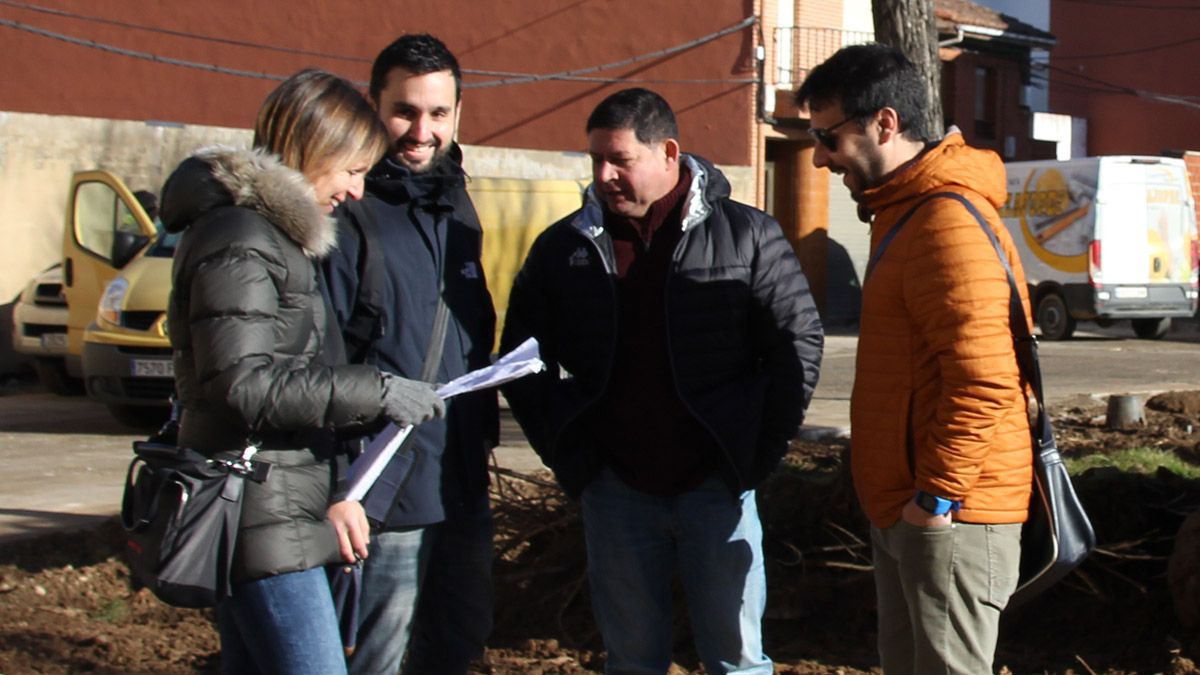 José Jiménez, teniente de alcalde, junto a los arquitectos del proyecto. | L.N.C.