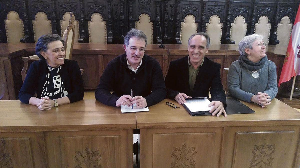 La concejala de Cultura, el alcalde de Astorga y los albaceas, Perandones y Vega. | P.F.