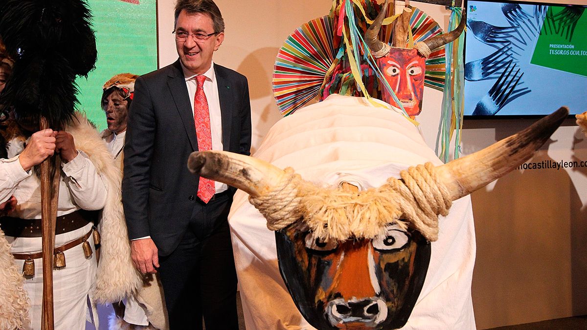 El presidente de la Diputación de León, Juan Martínez Majo, con un toro y un guirrio, figuras del carnaval tradicional leonés. JUAN LÁZARO (ICAL)