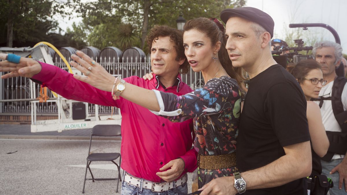 Berger, a la derecha, junto a José Mota y Maribel Verdú en el rodaje de Abracadabra. | ACADEMIA DE CINE