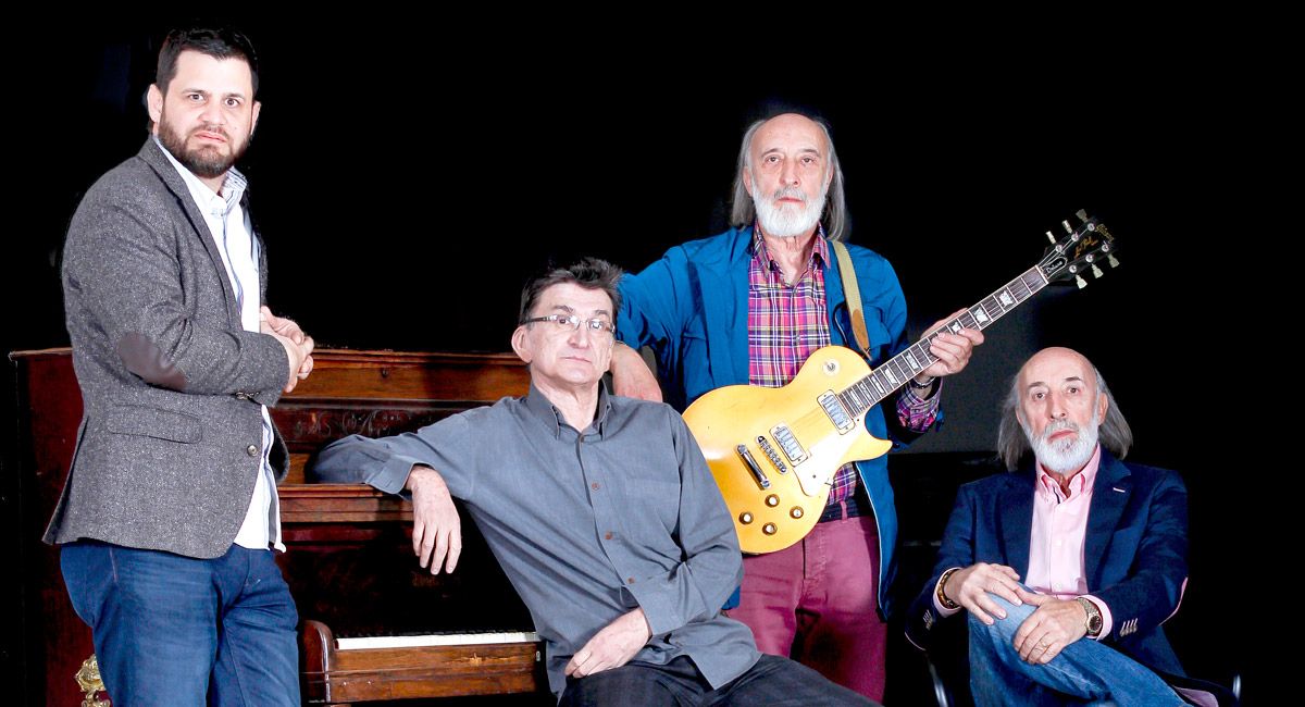 Los componentes del grupo Mágicos 70's con los hermanos Quiñones a la cabeza. | FRAN CUEVAS Los componentes del grupo Mágicos 70's con los hermanos Quiñones a la cabeza. | FRAN CUEVAS