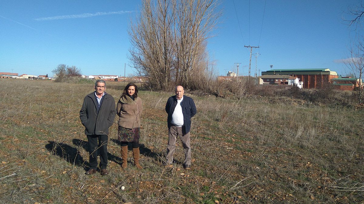 La alcaldesa Alicia Gallego, en el centro, junto con Tino Sarmiento y Julio Tolón, ambos concejales de la UPL. | L.N.C.