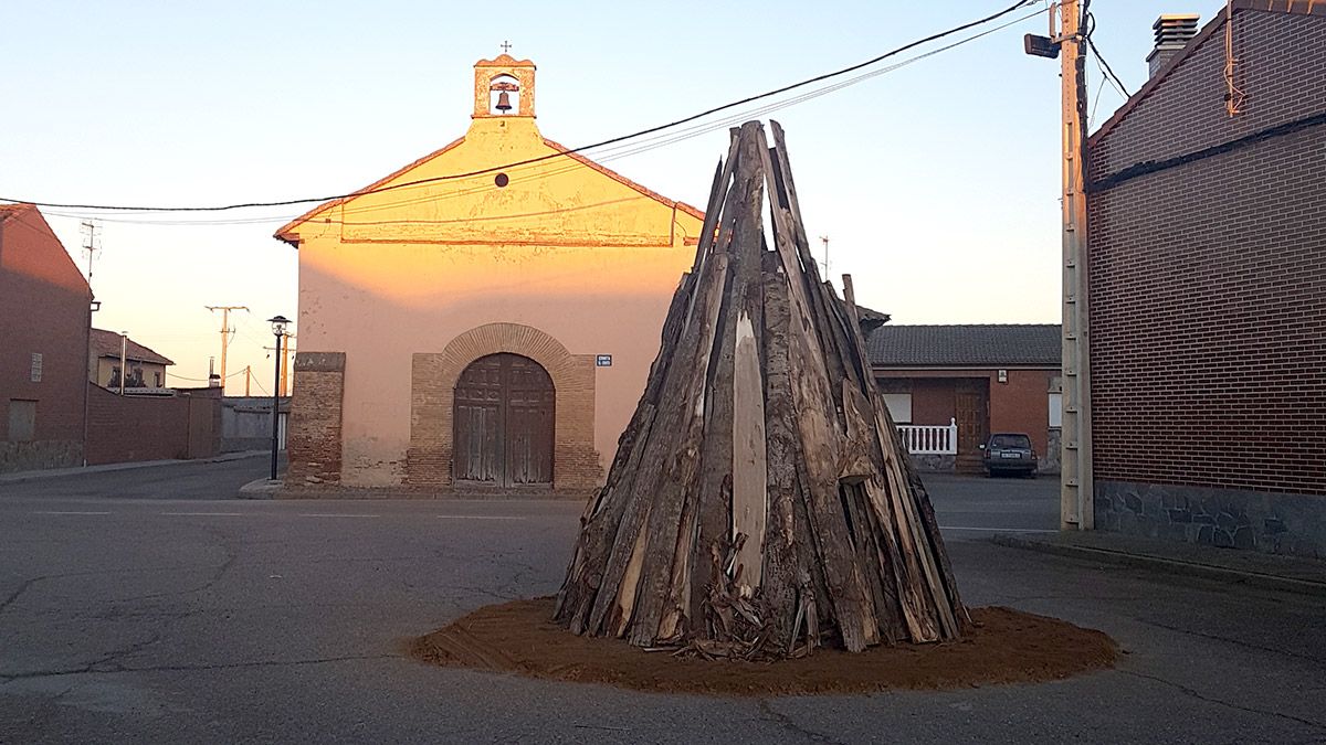 La hoguera ya preparada frente a la ermita del Cristo de Villademor. | T.G.