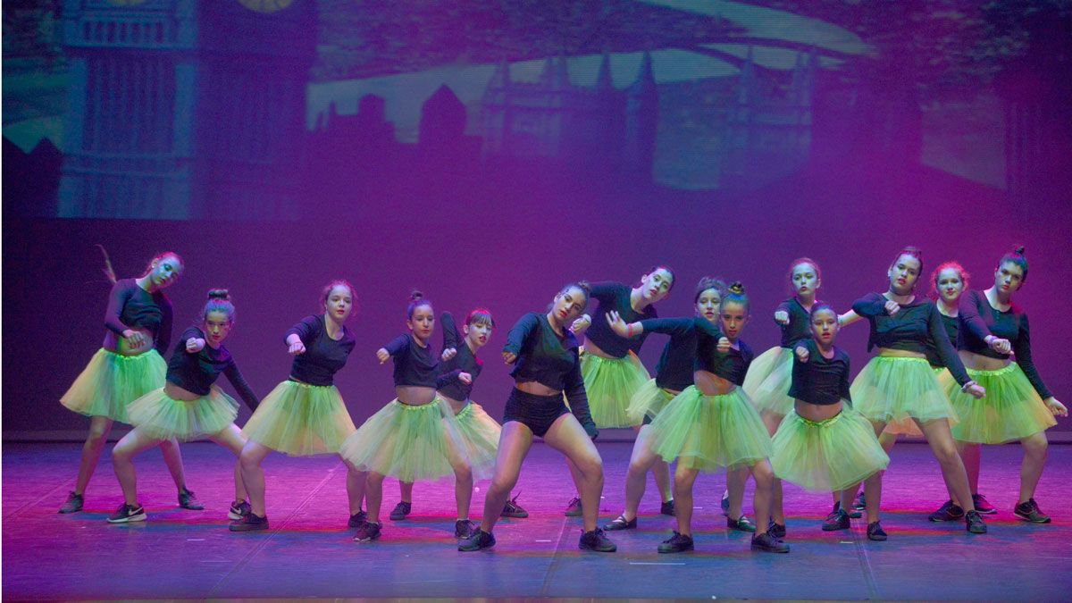 Alumnas de la Escuela Cras Dance de Hip Hop durante una actuación. | MAURICIO PEÑA